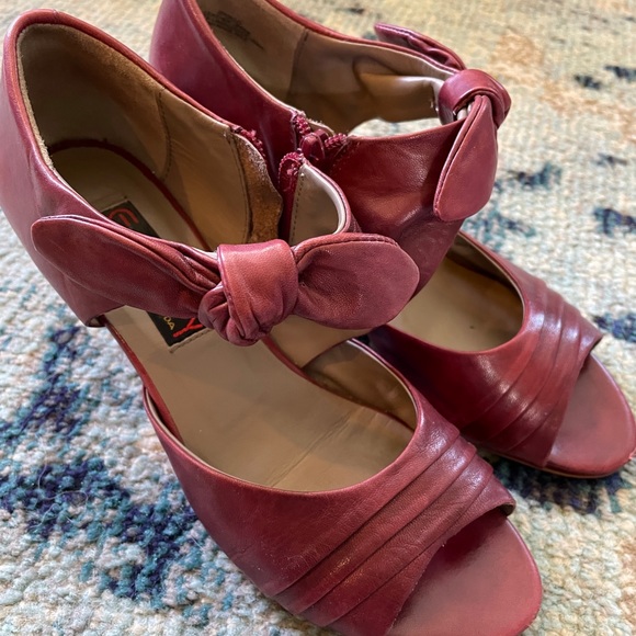 Everybody by BZ Moda Vintage burgundy peep toe heels - Size 38 (US 7-8) - Picture 3 of 6
